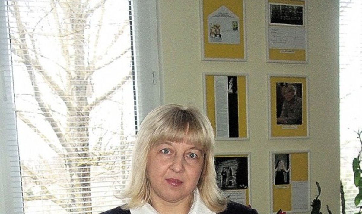 Reda Kiselytė su atsiliepimų knyga (R.Stundienės nuotr.) 