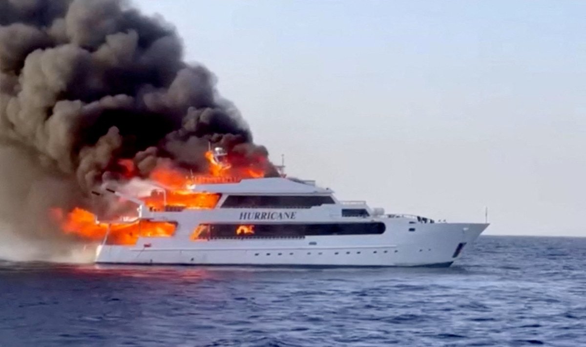 Per gaisrą laive prie Egipto krantų žuvo trys britų turistai