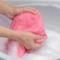Išmokti kaip maldą: skalbiant ir džiovinant megztinius svarbu nepadaryti dviejų klaidų