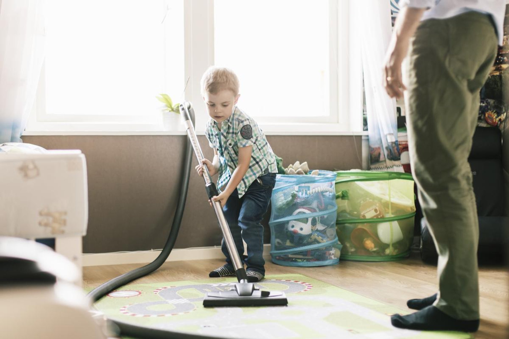 Сын пылесосит. Сын пылесосит. Мальчик пылесосит. Современный быт. Ребенок пылесосит.