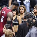 NBA finalas – tarsi saunoje: „Spurs“ įkrėtė „Heat“ klubui, L. Jamesas nebaigė mačo