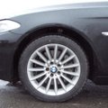 BMW salone palikęs brangius papuošalus, vyras vietoj automobilio rado tuščią vietą