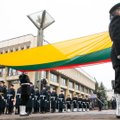 Lietuva mini tragiškų Sausio 13-osios įvykių metines: Nepriklausomybės aikštėje suplevėsavo valstybės vėliava