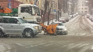 Pradėjus snigti, gatves Kaune „apvalė“ ir nuo BMW