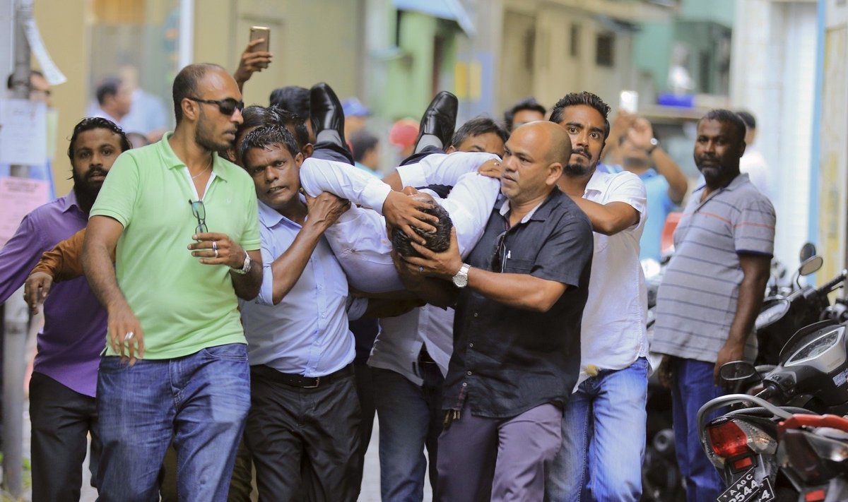 Maldyvuose dėl „saugumo“ blokuojamas parlamentas
