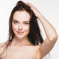 Išėję iš dušo ar vonios – nedarykite tokios klaidos: specialistė paaiškino, kas labiausiai kenkia plaukams