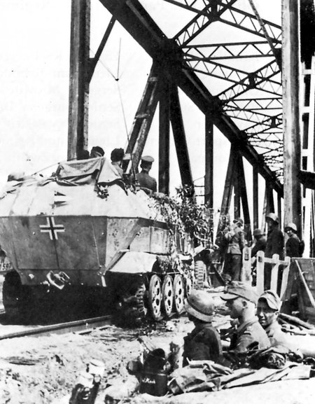 Bataliono vado šarvuotis prie Kuršėnų geležinkelio tilto. Nuotrauka daryta 1944 m. spalio 4 d.