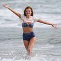 Kylanti Holivudo žvaigždė Bella Thorne apie pasitraukimą iš socialinių tinklų pranešė nusimetusi marškinėlius