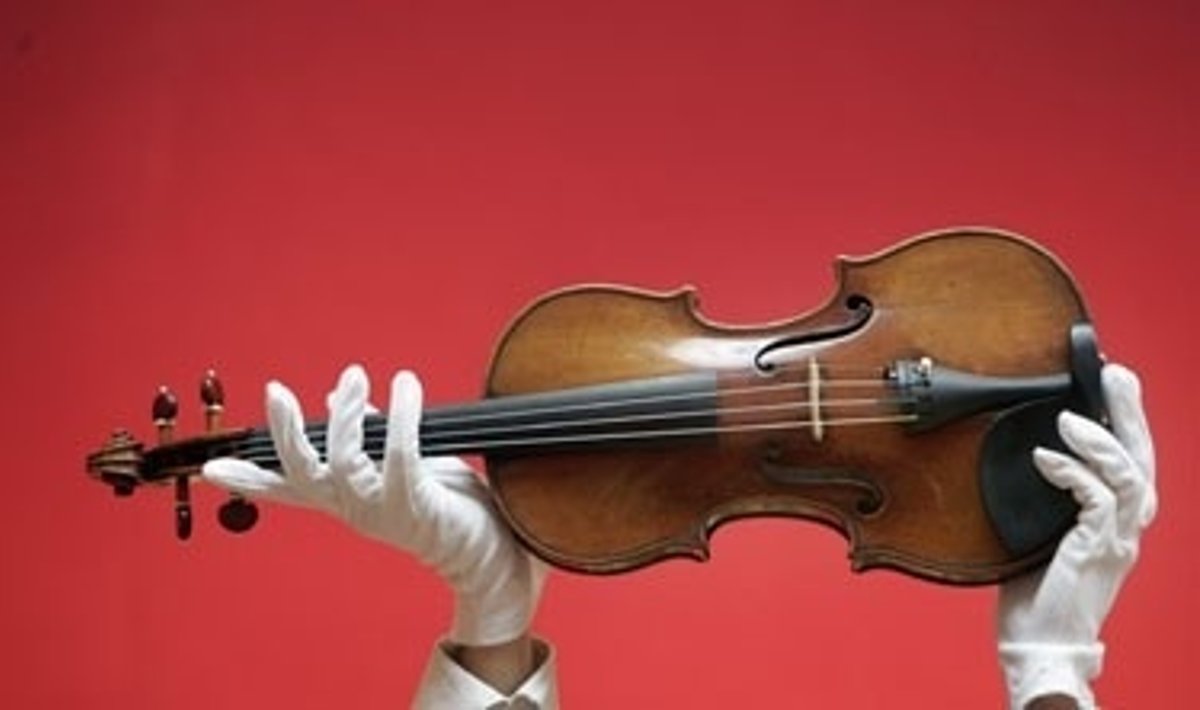 „Christie‘s“ aukciono darbuotoja laiko Stradivarijaus smuiką. 1729 metais pagamintą instrumentą balandį tikimasi parduoti už ne mažiau kaip 1,5 mln. JAV dolerių.