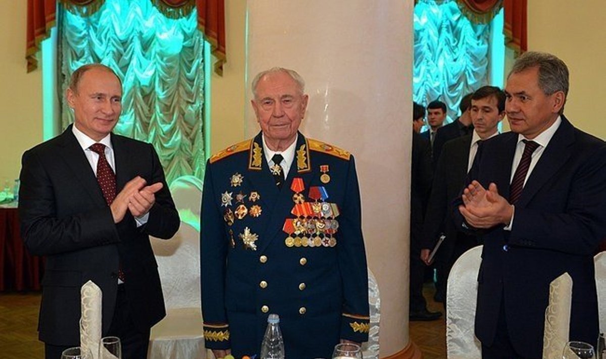 Buvęs SSRS Gynybos ministras D. Jazovas (viduryje)