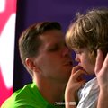 Jautri akimirka: lenkų vartininkui po pralaimėjimo tunelyje teko guosti verkiantį sūnų (video)