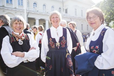 Klaipėdos krašto drabužiais pasipuošusios moterys