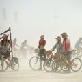 Festivalio „Burning Man“ dalyviai sukrėsti: skelbiama, kad per liūtį žuvo žmogus