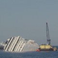 Italijoje tęsiasi „Costa Concordia“ žuvusiųjų paieška, gelbėtojai ruošiasi išpumpuoti kurą