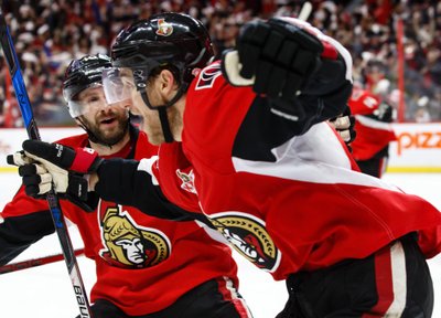 Pergalingu įvarčiu džiaugiasi „Ottawa Senators“ žaidėjas Kyle'as Turrisas