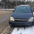 Vilniuje iš šalutinio išvažiavęs taksi sukėlė avariją, dėl vaiko iškviesti medikai