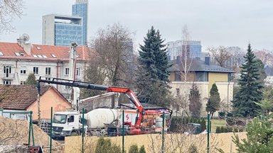 Vilniaus prestižiniame rajone tarnybų sujudimas – prie gimnazijos rastas sprogmuo