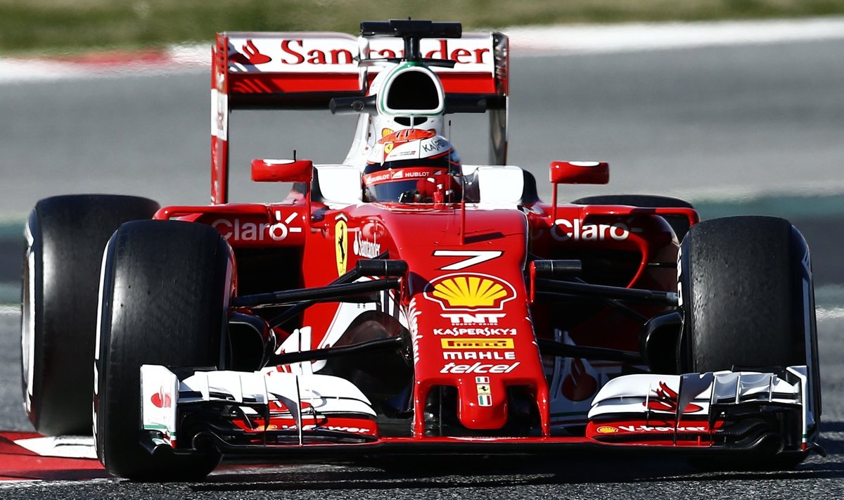 Kimi Raikkonenas su "Ferrari" automobiliu