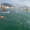 Plaukiojimas vandenyne – brazilų vaistas nuo pandemijos sukelto liūdesio