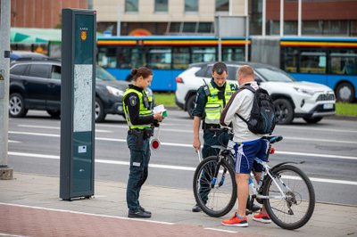 Policija tikrina dviratininkus 