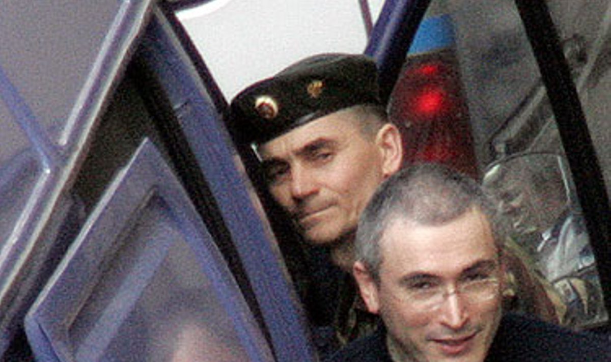 Įkalintas “Jukos” kompanijos vadovas Michailas Chodorkovskis vedamas iš teismo rūmų Maskvoje. 