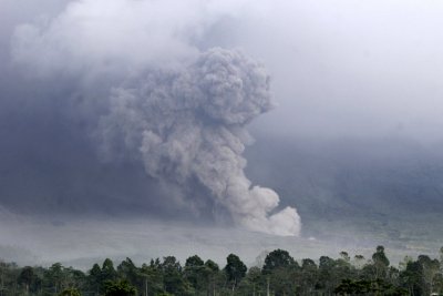 Indonezijos pagrindinėje Javos saloje išsiveržė Semeru ugnikalnis