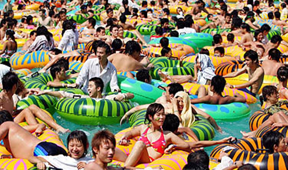 Žmonės plaukioja baseine netoli Šanchajaus.