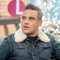 Atsakas į kritiką? Robbie Williamsas per koncertą žiūrovams parodė iškeltą didįjį pirštą