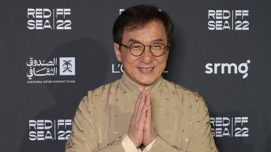 Naujausia Jackie Chano nuotrauka sukėlė apkalbų audrą: gerbėjai baiminasi dėl aktoriaus sveikatos