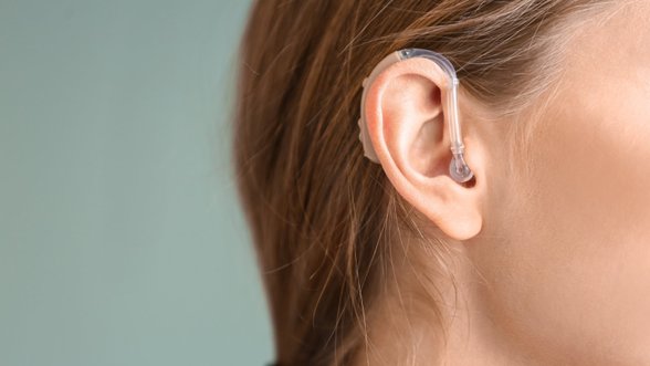 Gera naujiena prastai girdintiems: klausos implantus pacientai gaus greičiau