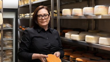 Chemijos mokytojos Vaicekauskienės metamorfozė – atidarė sūrinę, kurioje gimsta Jurbarko regioną garsinantys stebuklai