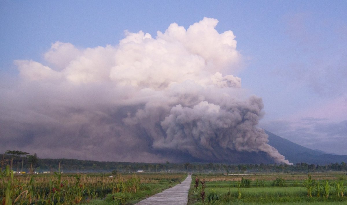 Indonezijos pagrindinėje Javos saloje išsiveržė Semeru ugnikalnis