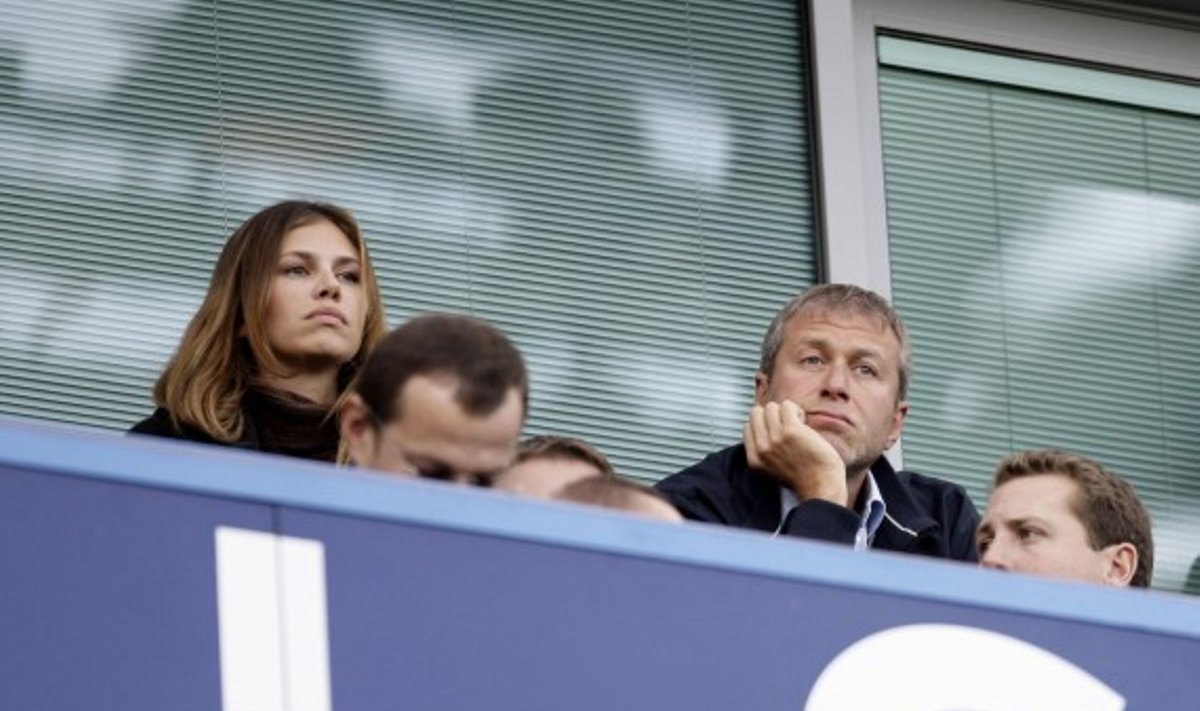 Londono "Chelsea" klubo savininkas Romanas Abramovičius su drauge Darija Žukova 