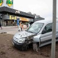 Vilniuje, Didlaukio gatvėje, automobilis sutraiškė „Iki“ reklamą