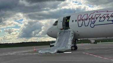 Incidentas Kauno oro uoste – išsiskleidė lėktuvo avarinis trapas