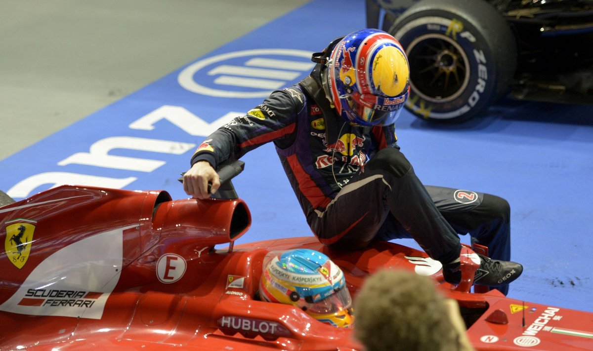 Fernando Alonso paveža Marka Webberį