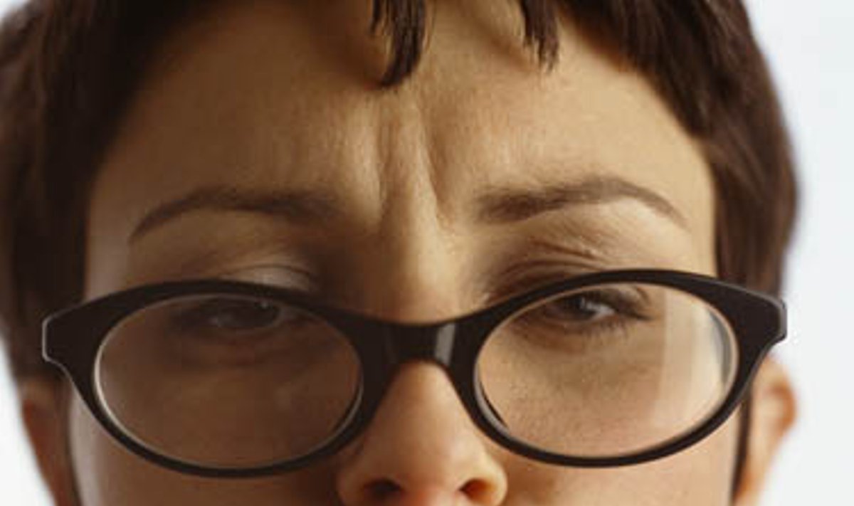 Moteris su akiniais