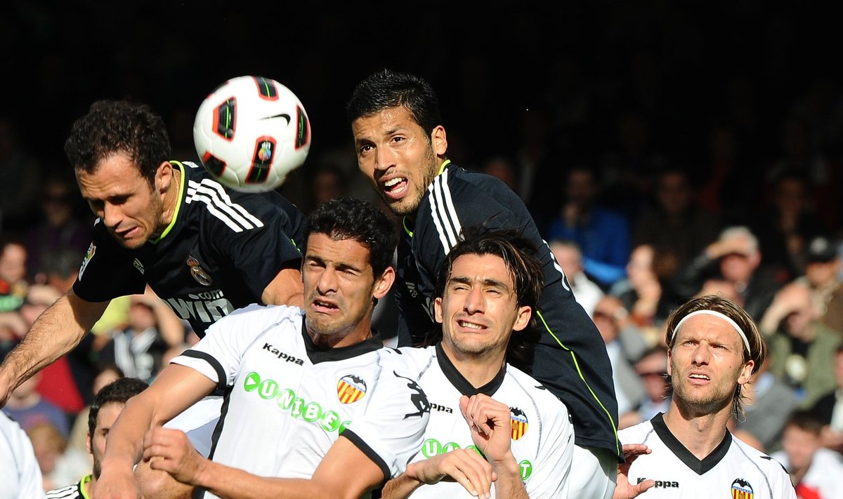 Kovoja "Real" ir "Valencia" futbolininkai 