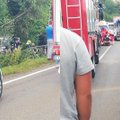 Klaipėdos r. nuo kelio nuvažiavo autobusiukas: ugniagesiai išvadavo 4 prispaustus žmones