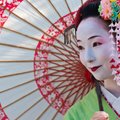 Туристам ограничат доступ в районы Киото из-за приставаний к гейшам