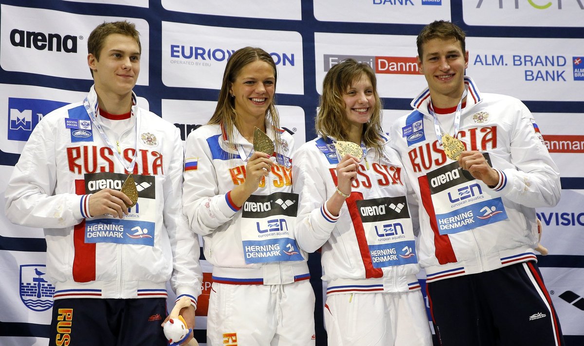 Vitalijus Melnikovas (pirmas iš dešinės) ir Julija Jefimova (antra iš kairės) su kolegomis