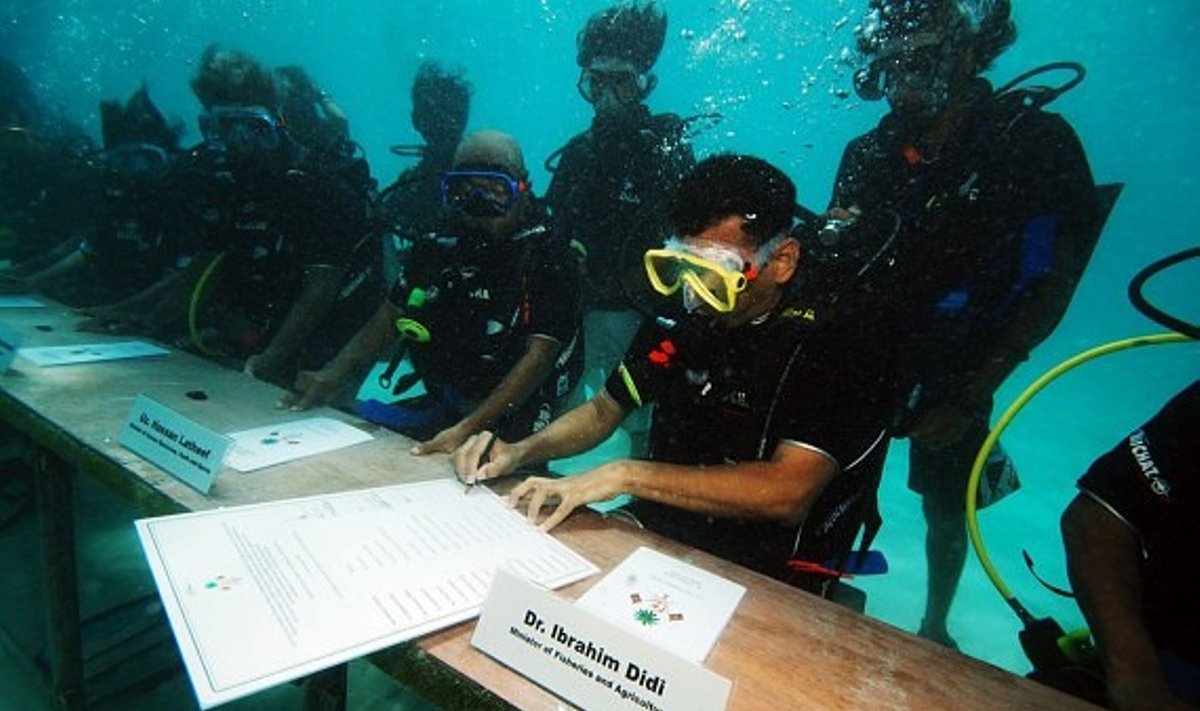 Maldyvų ministrų kabinetas surengė posėdį vandenyno dugne