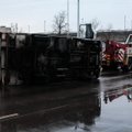 Į pagalbą apvirtusio sunkvežimio vairuotojui skubėję vyrai patys tapo žioplos avarijos aukomis