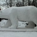 Kaune atidengta sniego skulptūra baltajam lokiui Kasparui