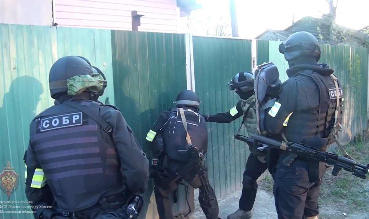 FSB dalinys šturmuoja įtariamojo namą
