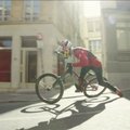 Kalnų dviratininkas demonstravo triukus miestuose