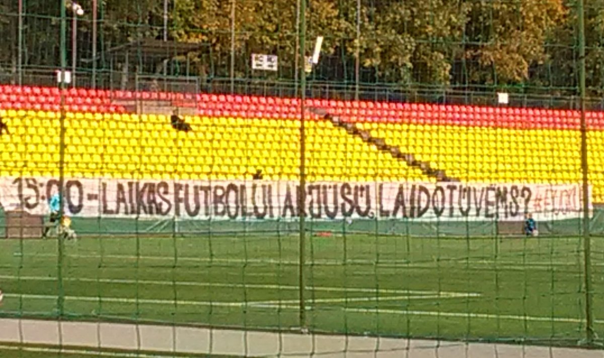 Futbolo fanų iškeltas plakatas Vilniuje / FOTO: Lietuvos policija