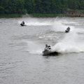 Didžiulio ežerą okupavę van­dens mo­to­cik­lai šiurpina gyventojus