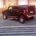 Tai nutiko Rusijoje: į „Hummer“ įsėdęs “auksinis jaunimas“ pasivažinėjo universiteto laiptais