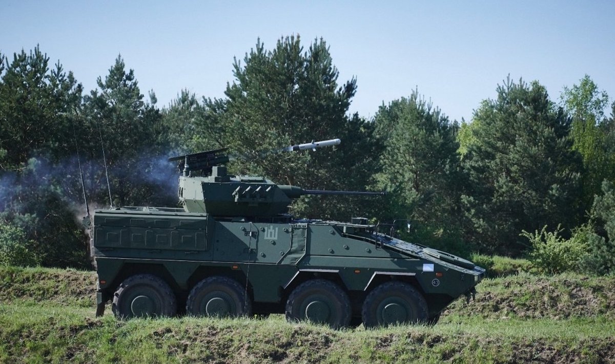 Į Lietuva atgabentos pirmosios pėstininkų kovos mašinos „Vilkas“, pradėta jų serijinė gamyba